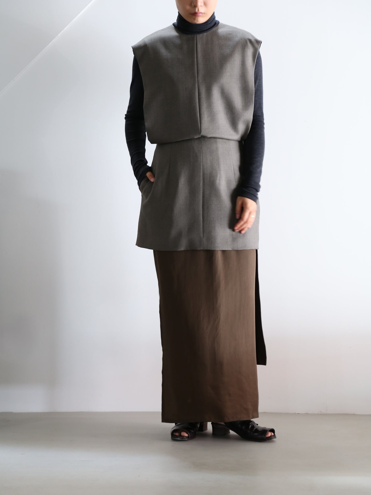 【BOWTE】BLUEFACED WORSTED DRESS WITH LONG TRAIN