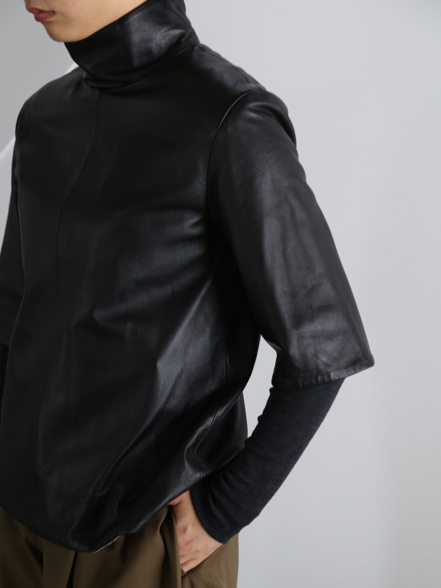 【BOWTE】SHEEP LEATHER STAND COLLAR PULLOVER