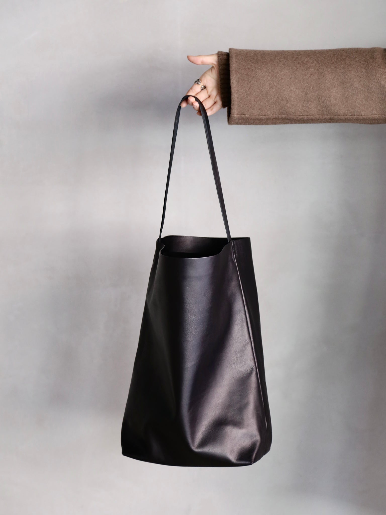 バッグ ISSA seya.】ISAAC REINA X SEYA MULTI HANDLE HOBO / LARGE – End on End.