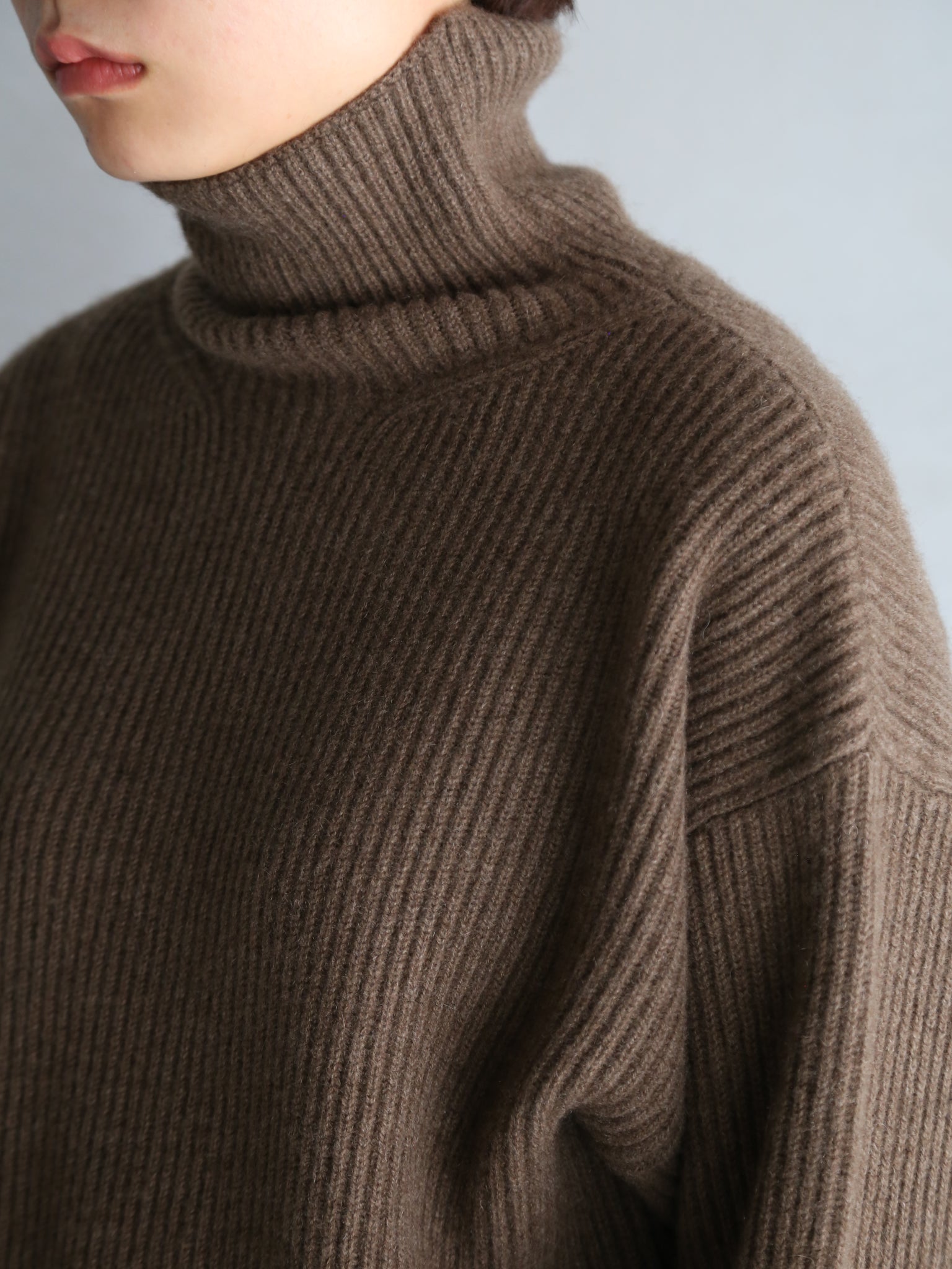 【seya.】TURTLE NECK CLOUD SWEATER (UNDYED YAK)