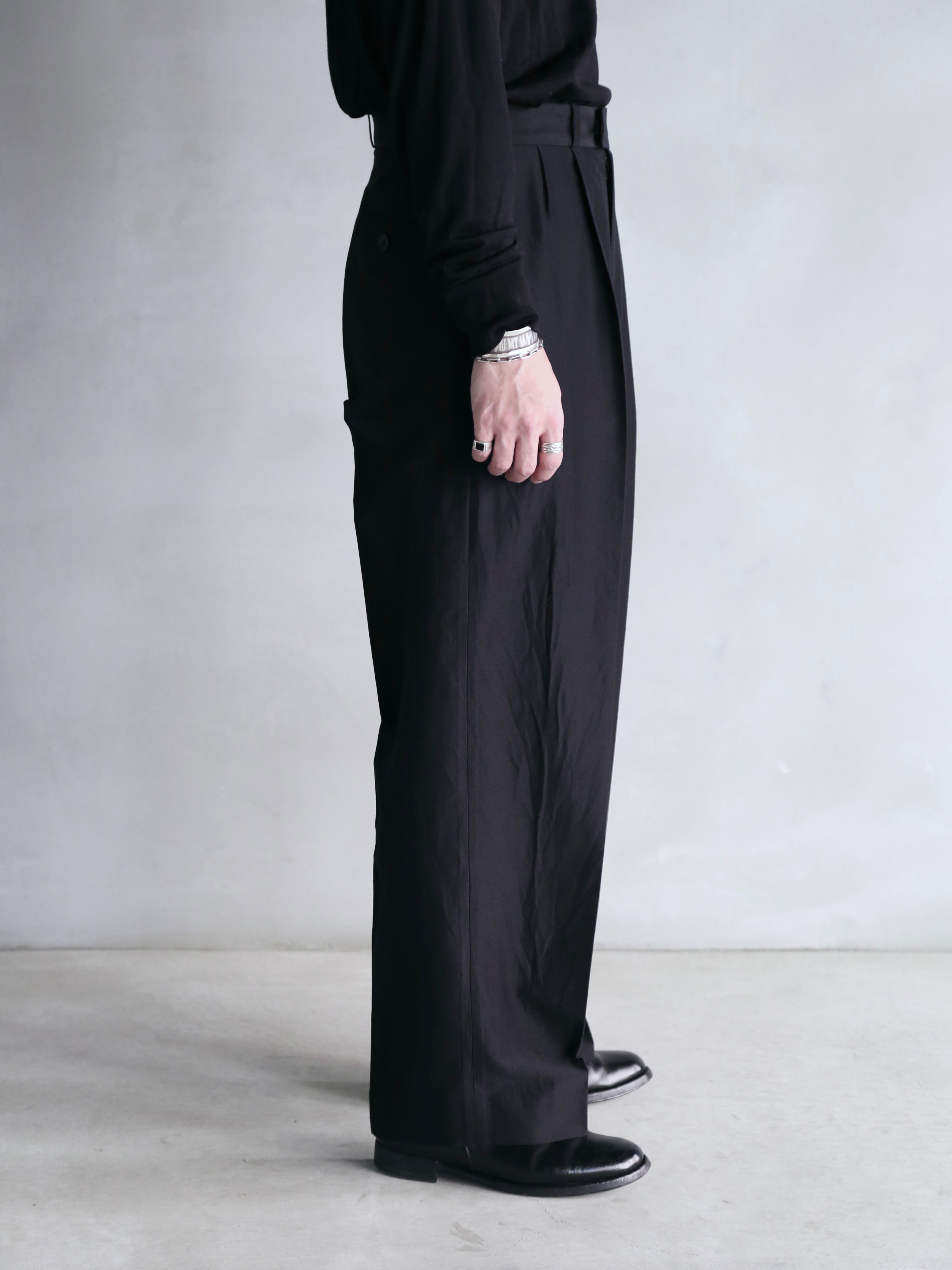 新品タグ付 DESIGNWORKS スラックス ブラック ウールシルク 裾未仕上 blurhms】Silk-Wo-Co Two-tuck Slacks (Mens) – End on End.